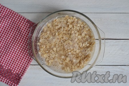 Овсяные хлопья высыпать в форму для запекания и залить водой. 