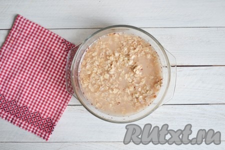 Перемешать всю массу, чтобы сахар растаял. 