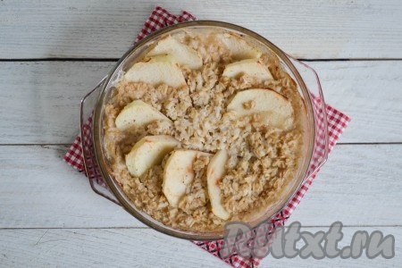 Запекать овсянку с яблоками в разогретой духовке в течение 20 минут при температуре 170 градусов.
