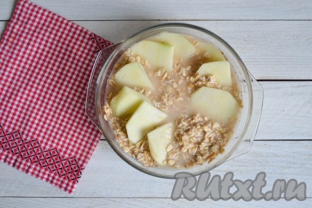 Яблочные ломтики выложить в форму поверх овсянки, немного вжимая и накладывая друг на друга.
