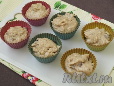 Тесто разложить в силиконовые формочки, заполняя их на 2/3 объёма.
