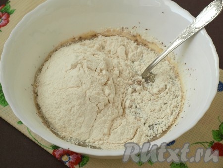 Добавить в тесто просеянную муку с разрыхлителем и перемешать ложкой.
