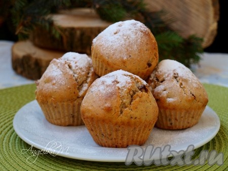 В духовку, нагретую до 180 градусов, поставить формочки с кексами и выпекать минут 20-25 (до сухой спички). Когда кексы остынут, посыпать их сахарной пудрой.
