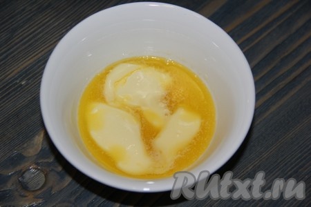 Масло растопить и слегка остудить.