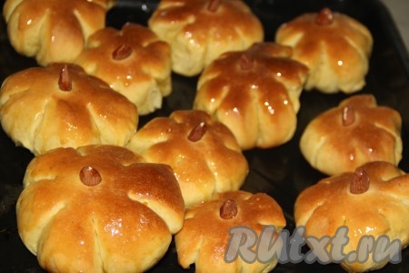 Горячие булочки с помощью силиконовой кисти смазать растопленным мёдом.
