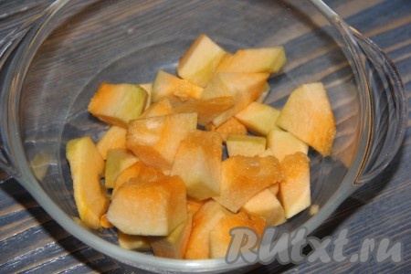 150 грамм очищенной тыквы нарезать на кубики. Запечь тыкву в микроволновке при максимальной мощности в течение 7 минут (до мягкости).