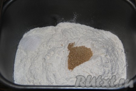 Затем всыпать в ведёрко муку, соль и дрожжи. Выставить режим "Замес теста", он у меня занимает 1,5 часа.
