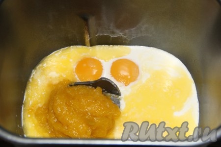 Добавить растопленное не горячее сливочное масло и тыквенное пюре в ведёрко.