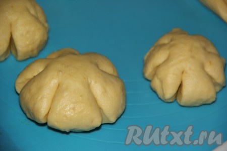 Достать тесто из холодильника, оставить при комнатной температуре на 1 час. Затем обмять и разделить на части. Размер булочек выбирайте сами. Разделив тесто на небольшие части, я из каждой части сформировала шарик, а затем разрезала каждый шарик на 6-7 сегментов, не дорезая его до середины, сформировав таким образом "тыковки".&nbsp;
