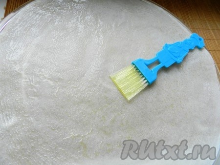 Тарелку микроволновки застелить бумагой для выпечки, смазать растительным маслом.