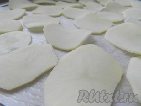 На бумагу выложить картофель в один слой.