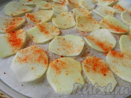 Картошку посыпать солью и любимыми специями (в этот раз я посыпала паприкой).