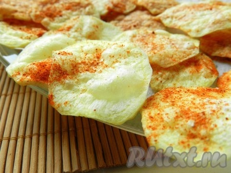 Поставить домашние картофельные чипсы в микроволновку на полную мощность сначала на 3 минуты, потом время постепенно прибавлять по мере необходимости (до получения хрустящих чипсов). Мне понадобилось в общей сложности на запекание 8 минут.