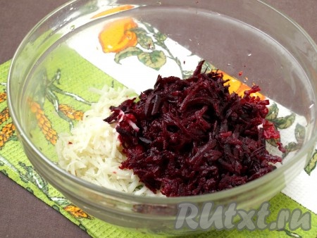 В салатник натереть картофель и свеклу.