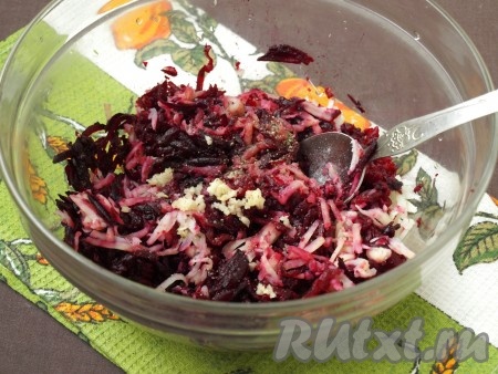 Добавить к натертым овощам соль и перец, перемешать и выдавить чеснок.