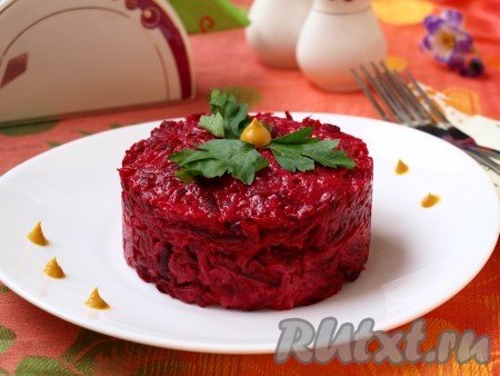 Очень вкусный салат из свеклы и картофеля можно подать в салатнике или выложить на тарелку с помощью кулинарного кольца, украсить зеленью.