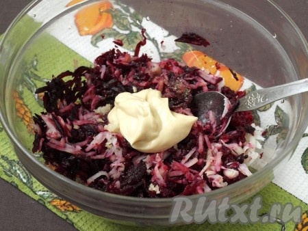 Полученную заправку добавить в салат и перемешать.
