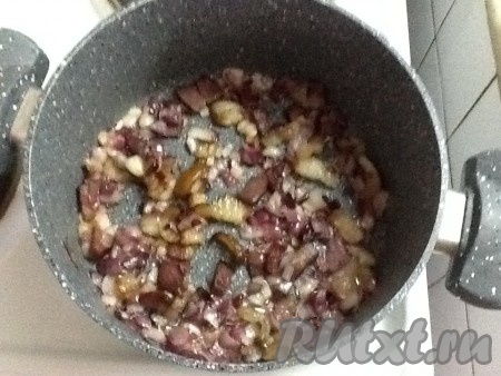 Нарезаем очищенный лук, копчёное мясо с салом и обжариваем все вместе в кастрюле, в которой будут вариться щи.