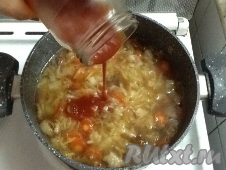 Хорошо перемешиваем и добавляем в кастрюлю томатную пасту. 