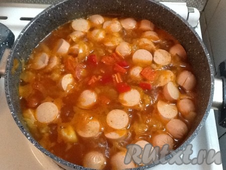 Подсаливаем кислые щи с квашеной капустой по вкусу, кладём лавровый листик и горошины перца.