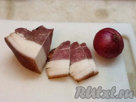 Нарезаем очищенный лук, копчёное мясо с салом и обжариваем все вместе в кастрюле, в которой будут вариться щи.