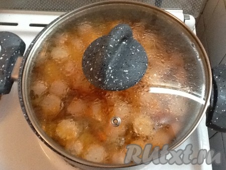 Накрываем наши кислые щи с копченостями крышкой и томим на медленном огне ещё 7-10 минут.
