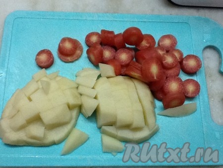 Пока обжаривается лук, очистим и нарежем картошку и морковку.
