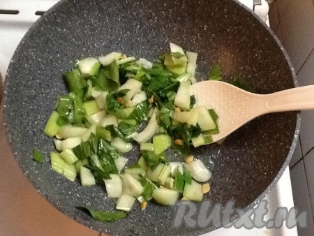 Капусту бок-чой вымыть, нарезать сначала вдоль, потом поперёк и выложить на сковородку. Обжаривать 2 минуты на среднем огне, постоянно помешивая. Капуста бок-чой должна быть бланшированной, сохраняя внутри свежесть.
