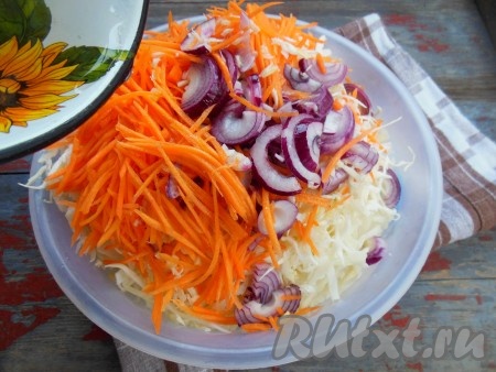 Горячей заливкой залейте подготовленные овощи.