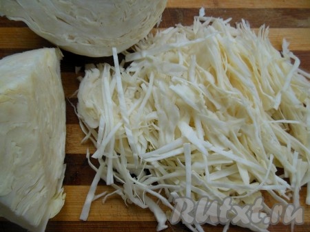 Кочан капусты очистите от верхних листочков, нашинкуйте при помощи ножа или специальной терки.