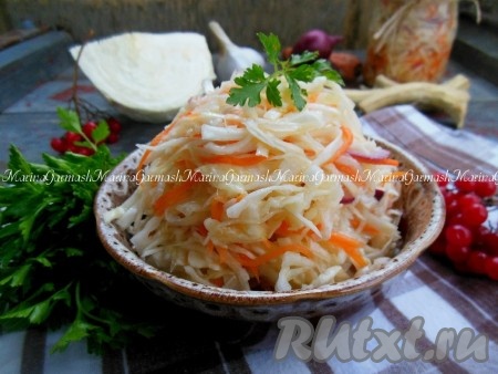 Салат переложите в чистую банку, закройте крышкой и уберите в холодильник на хранение. Маринованную капусту, приготовленную по этому рецепту, можно сразу подавать к столу, она отлично подойдет к картофельному пюре, макаронам, каше. С ней вкусны как мясные, так и рыбные блюда. Срок хранения маринованной капусты с хреном быстрого приготовления около 2 недель в холодильнике. Несмотря на то что овощи заливаются горячей заливкой, капустка остается хрустящей и сочной.