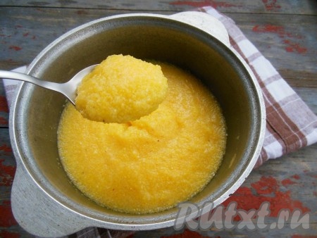 Варите на медленном огне, не накрывая крышкой, около 10-15 минут, время от времени помешивая. Как только каша начнет "пыхтеть", как манка, и вся вода впитается, снимите кукурузную кашу с плиты.
