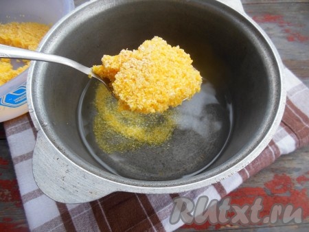 Для варки каши лучше используйте чугунок (или толстостенную кастрюлю). Вскипятите воду, добавьте соль по вкусу. В кипящую воду добавьте промытую крупу. Пропорции для варки кукурузной каши (соотношение крупы и воды) 1:3 или 1:3,5.
