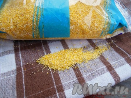 Для приготовления каши из кукурузной крупы на воде я использую крупу мелкого помола.