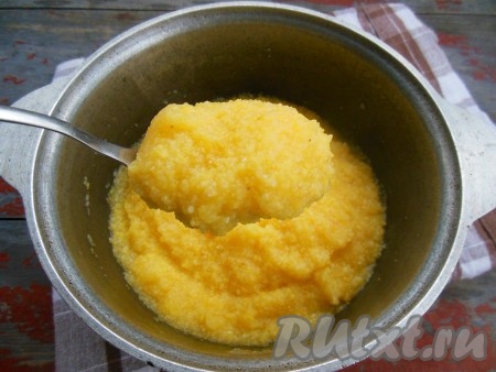 Каша в тепле медленно "доходит", оставаясь горячей. По консистенции она получается не сильно рассыпчатой, но и не слишком вязкой, что-то среднее. 
