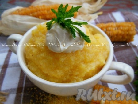 Теперь можно ввести, по желанию, в кашу сливочное масло или хорошую домашнюю сметану. К кукурузной каше подойдет любая из подлив как из овощей, так и из мяса. Мои детки любят такую кашу с сухофруктами и медом. При остывании каша из кукурузной крупы, сваренная на воде, хорошо застывает и тогда ее можно запечь в духовке с брынзой или сыром, например. Вводите в свой рацион блюда из круп, так как они очень полезны для нашего организма!