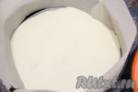 Форму для выпекания выстелить пергаментом. Я использовала разъёмную форму диаметром 26 см. Вылить 1/2 теста на дно формы.
