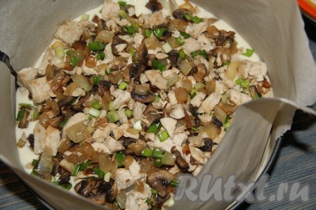 Затем аккуратно выложить начинку на тесто в виде горки.