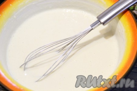 Тесто получится без комочков, не густым, по консистенции, как на оладьи.
