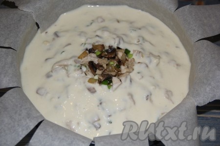 Затем вылить оставшееся тесто на начинку, оставив серединку начинки не покрытой, как на фото.
