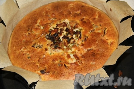 Выпекать заливной пирог с курицей и грибами в разогретой духовке при температуре 200 градусов, примерно, 45-50 минут. Пирог станет красивого золотистого цвета.
