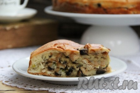 Сочный, вкусный, сытный заливной пирог с курицей и грибами немного остудить, удалить пергамент и переложить на тарелку, затем нарезать на кусочки и подать к столу.

