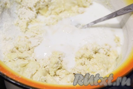 Слегка перемешать массу ложкой, а затем постепенно влить кефир, перемешивая тесто венчиком.&nbsp;
