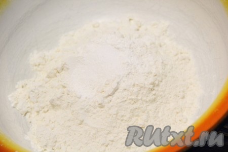 Приступим к приготовлению теста. В глубокую миску просеять муку, добавить соль и разрыхлитель.
