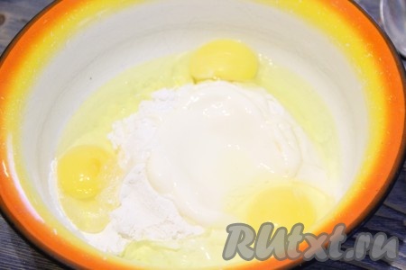 Затем добавить майонез и яйца.