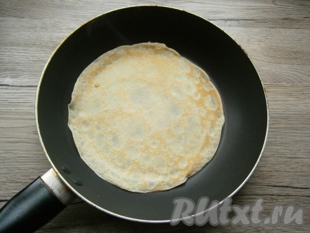 В тесто влить растительное масло, перемешать. Испечь тонкие блинчики, готовя их до румяности с двух сторон на среднем огне. Для первого блина разогретую сковороду смазать чуть растительным маслом, остальные блины жарить на сухой сковороде.
