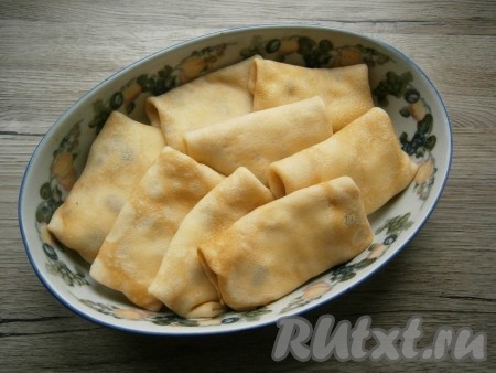 Разместить блинчики с творожной начинкой в форме для запекания, подходящей по размеру.