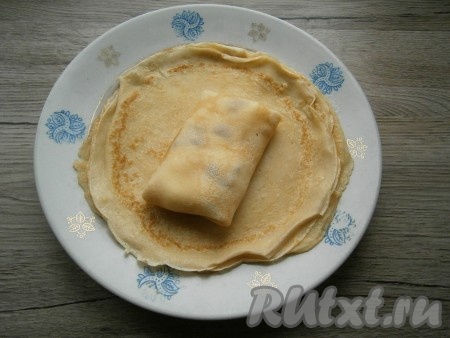 Свернуть блины конвертиками.