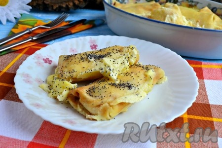 Подать необычайно нежные и вкусные блины с творогом, запеченные в сметане в духовке, теплыми к столу. По желанию, блинчики сверху можно немного посыпать маком.
