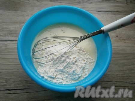 Всыпать муку.